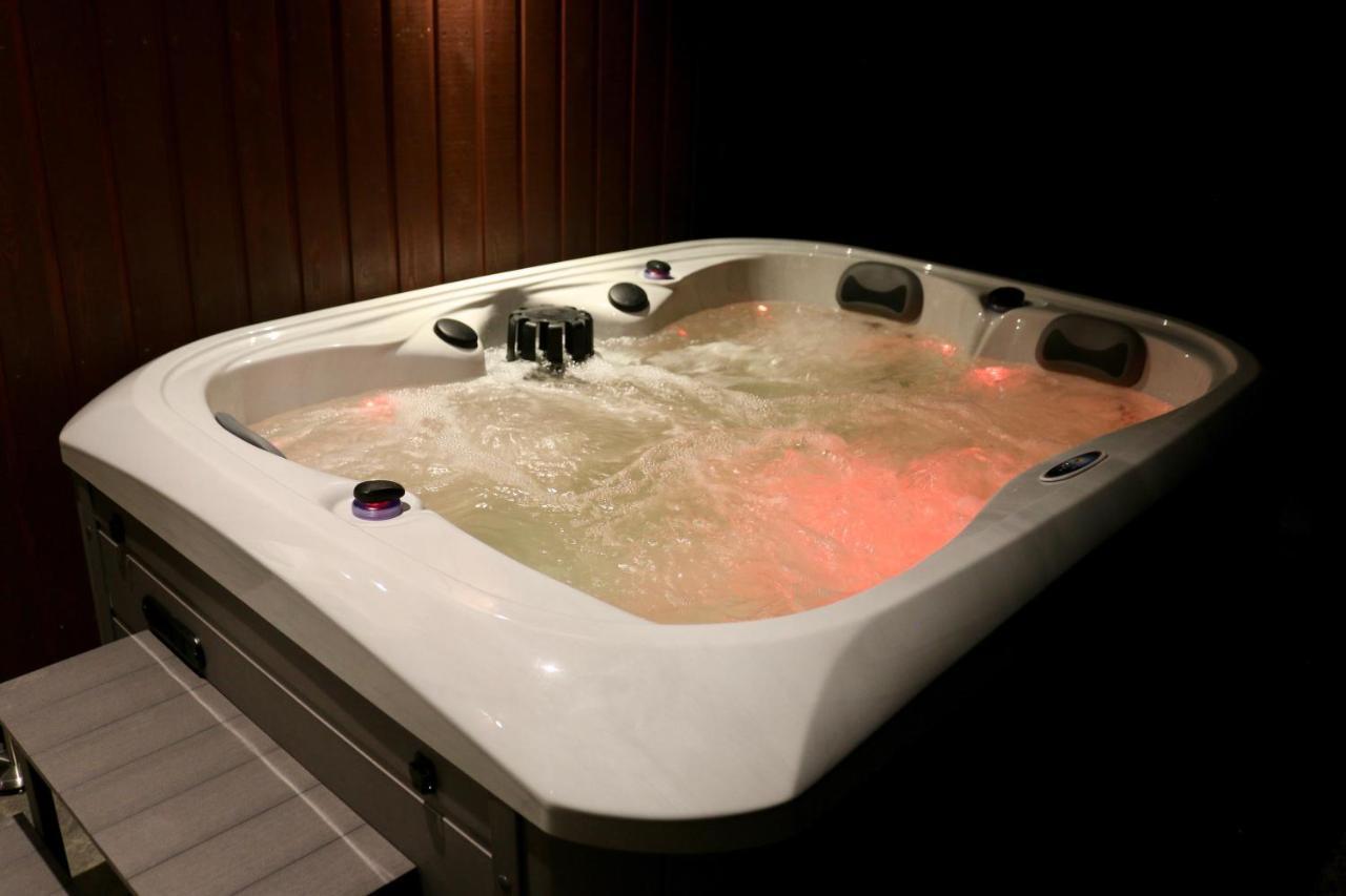 Ferienwohnung Frances' Sketch Pad With Hot Tub Fort William Exterior foto
