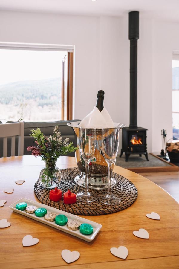 Ferienwohnung Frances' Sketch Pad With Hot Tub Fort William Exterior foto